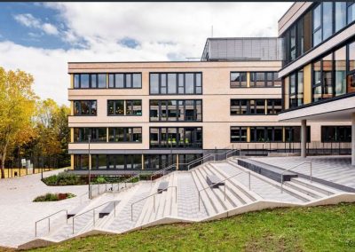 Professionelle Glasreinigung einer Schule