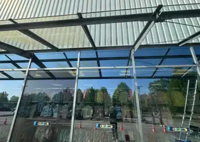 Individuelle Glasreinigung von Glasvordächern