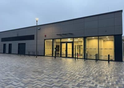 Individuelle Grundreinigung einer Sporthalle inklusive Duschen und Umkleidebereiche