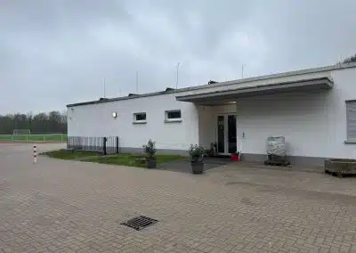 Individuelle Grundreinigung am Sportplatz inklusive Außenflächenreinigung